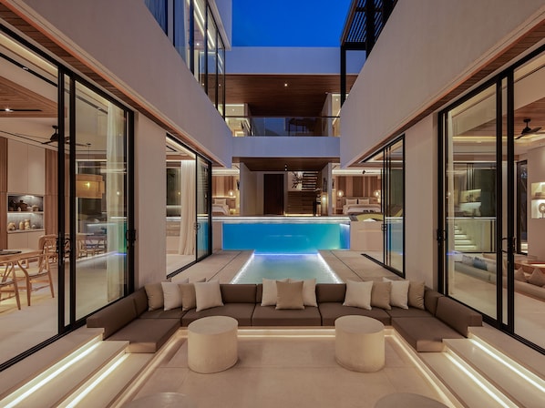 屋外プール、プール パラソル、サンラウンジャー