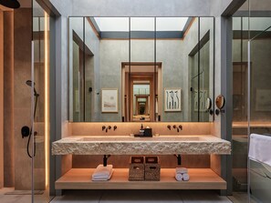 Villa | Badezimmer | Regendusche, kostenlose Toilettenartikel, Handtücher, Seife