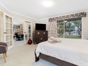6 bedrooms, desk, iron/ironing board, free WiFi