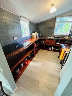 Kjøleskap, mikrobølgeovn, kaffetrakter/tekoker og vannkoker