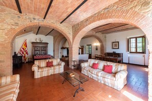 TV, fireplace, foosball, table tennis - Stunning Villa, With Private Pool At 6km From Siena (Siena)