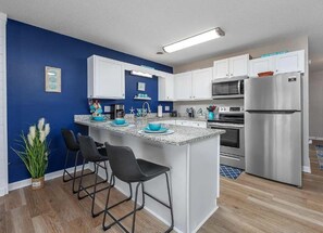Een koelkast, een magnetron, een oven, een kookplaat