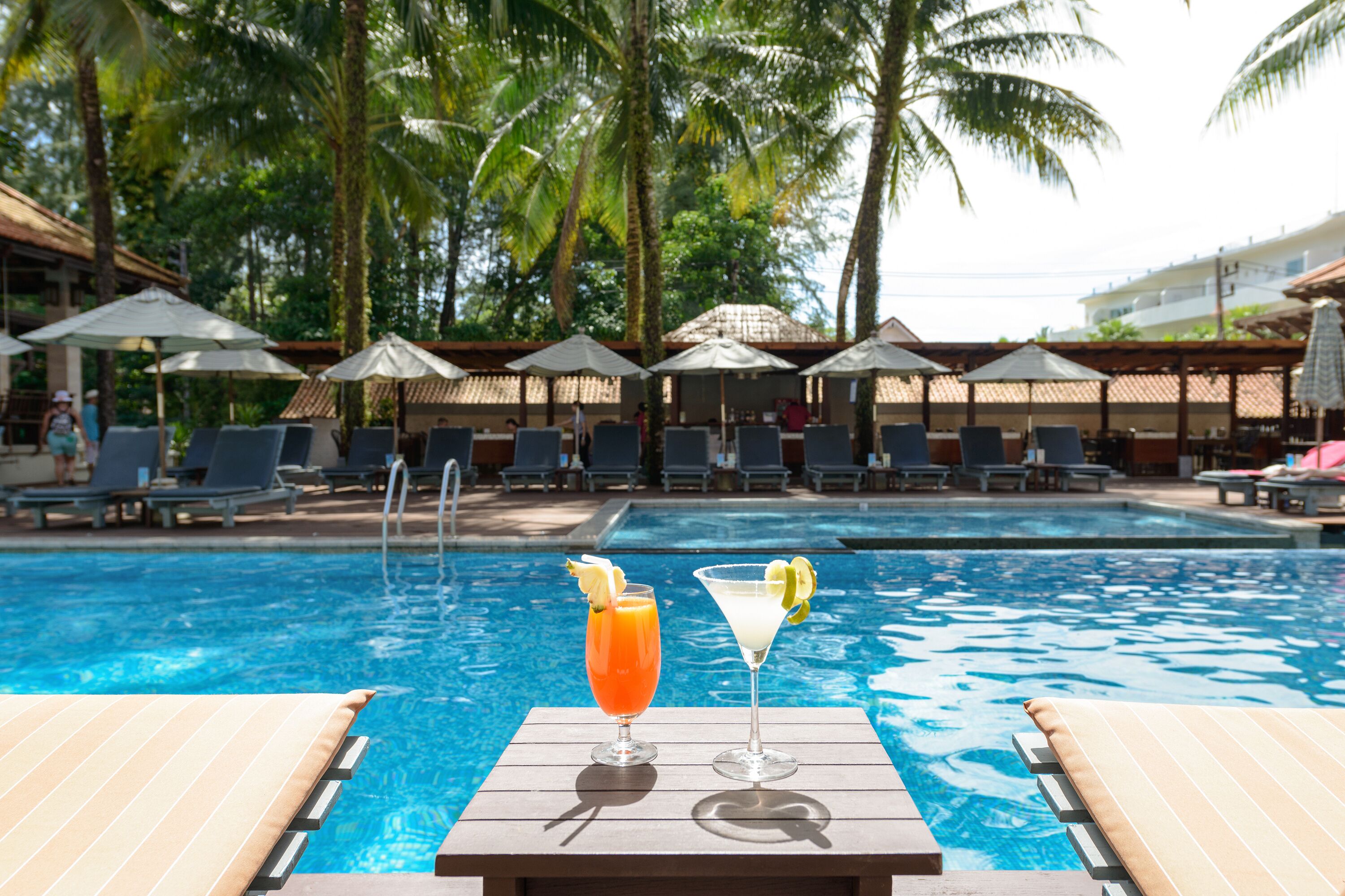 2 Außenpools, Sonnenschirme, Liegestühle