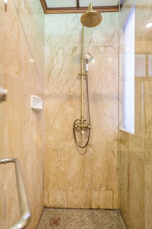 Chambre Deluxe Double ou avec lits jumeaux, vue piscine | Salle de bain | Douche, sèche-cheveux, peignoirs, serviettes fournies