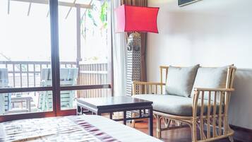 Dobbelt- eller tomannsrom – deluxe, bassengutsikt | Minibar, safe på rommet, skrivebord og wi-fi (inkludert)