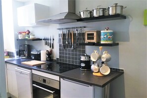 Fridge, oven, stovetop, coffee/tea maker