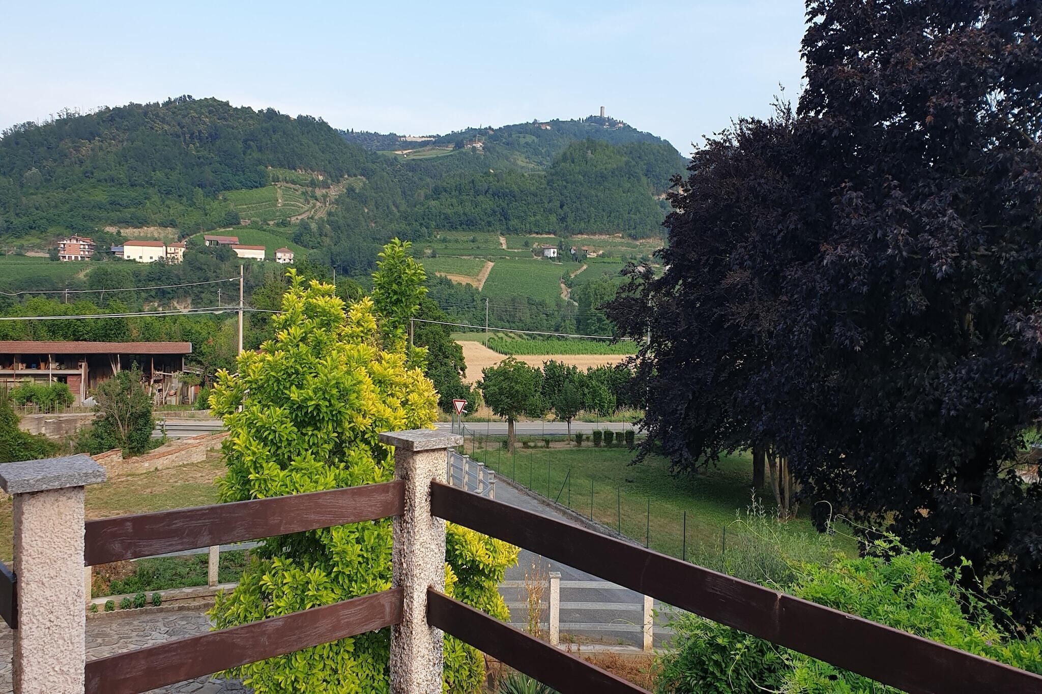 Un paisaje rural con una colina, casas y una carretera.