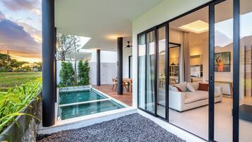 Hồ bơi ngoài trời