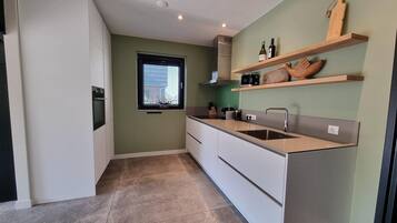 Fridge, oven, stovetop, dishwasher