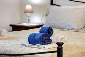 2 عدّة غرف نوم ومكواة/لوح كي وواي فاي مجانًا وملاءات أسرّة