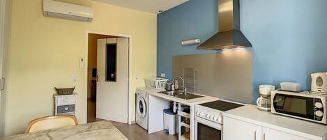 Réfrigérateur, micro-ondes, four, plaque de cuisson