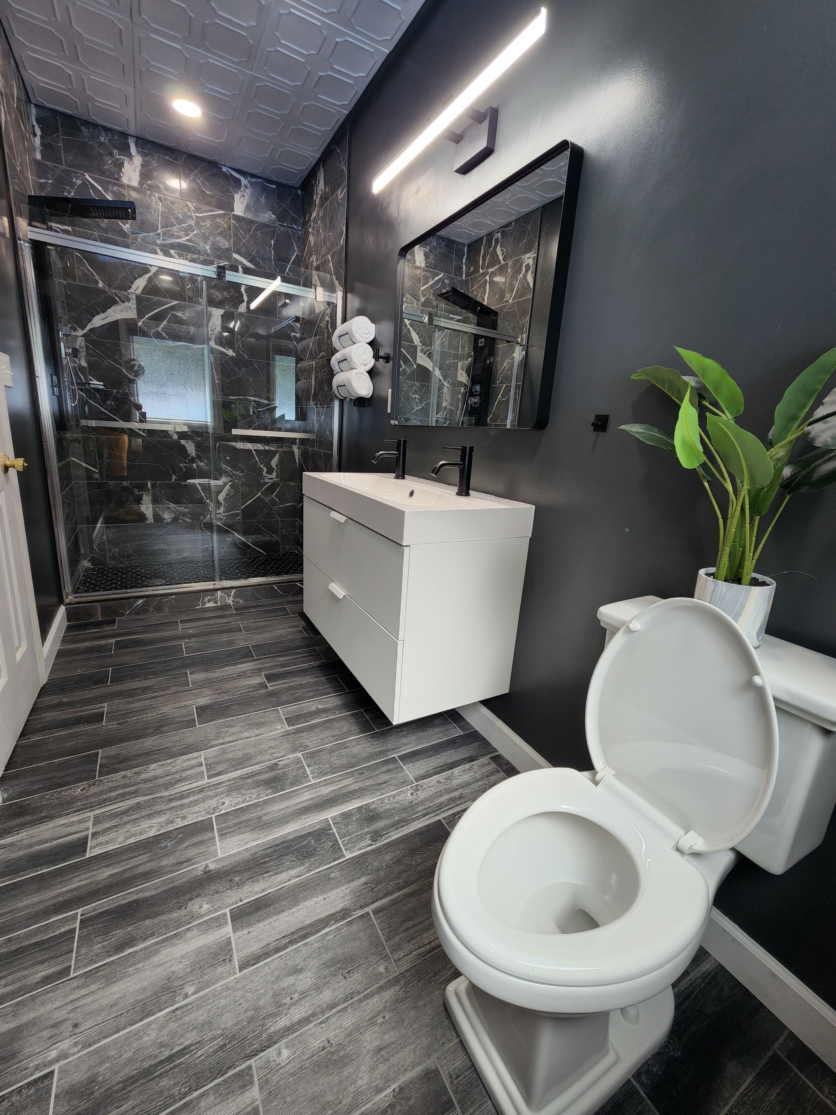 Een bad/douchecombinatie, een haardroger, een bidet, handdoeken