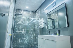 Combined shower/bathtub, hair dryer, bidet, towels