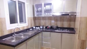 Refrigerador, placa de cocina, utensilios de cocina
