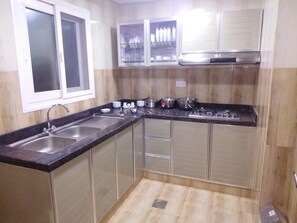 Fridge, stovetop, cookware/dishes/utensils - Regency Al Mansoor (Salalah)