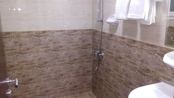 Buồng tắm vòi sen, vòi sen phun mưa, áo choàng tắm, khăn tắm