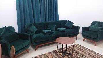 Leilighet – grand | Oppholdsområde | En 50-tommers smart-TV med kabel-kanaler samt TV