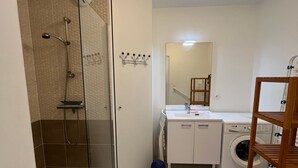 Bathroom - Charming 2-Room Apartment with Garden, Near Gulf of Morbihan and Beach (Sarzeau)