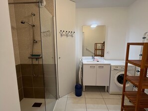 Bathroom - Charming 2-Room Apartment with Garden, Near Gulf of Morbihan and Beach (Sarzeau)