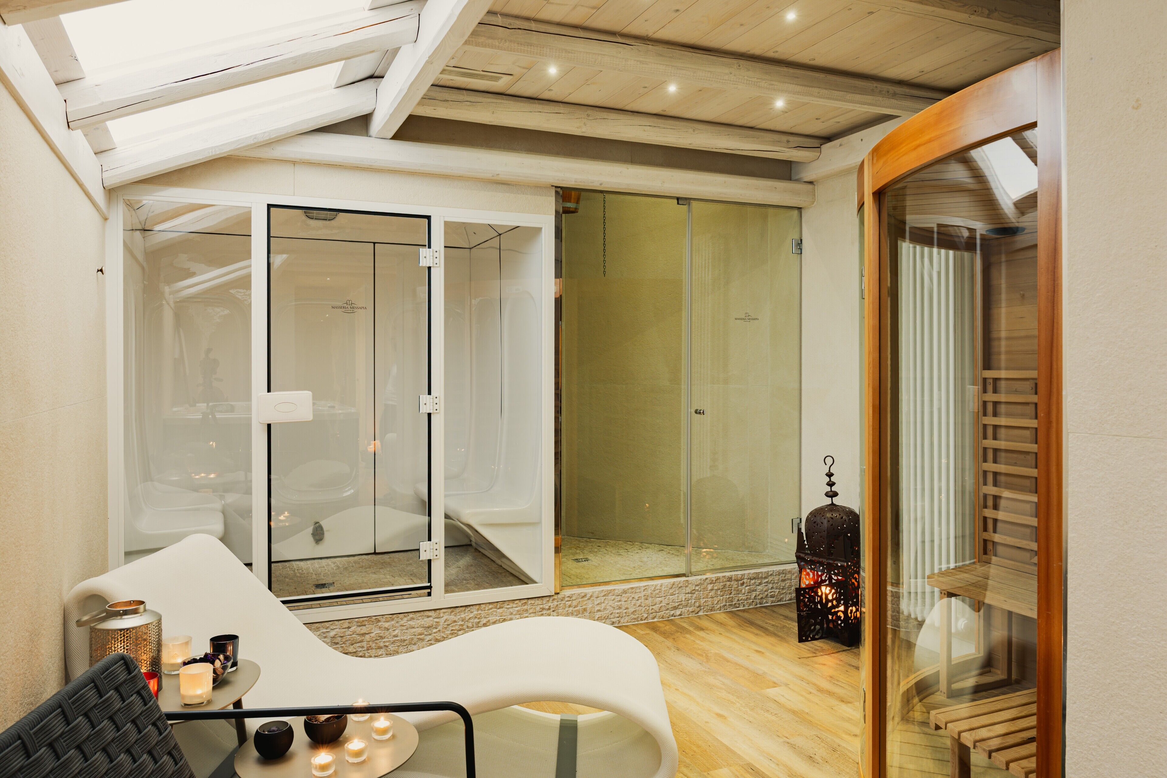 Turkkilainen sauna, vartalohoitoja, hydroterapiaa, aromaterapiaa