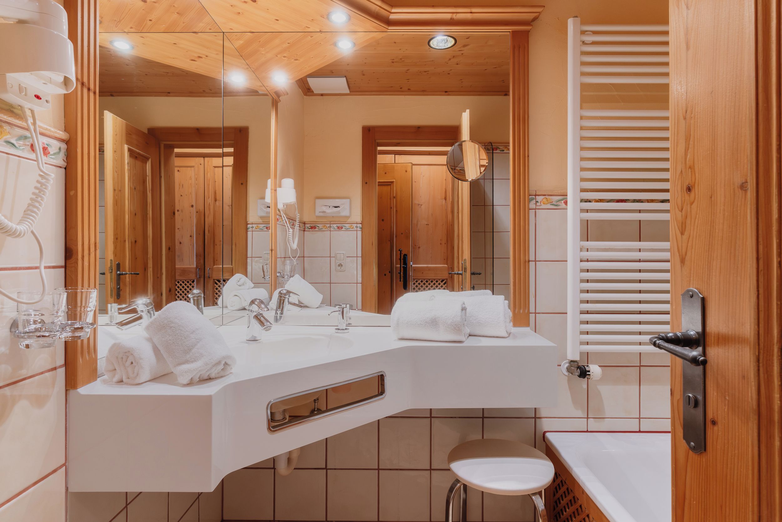 Premium-Doppelzimmer | Badezimmer | Kostenlose Toilettenartikel, Haartrockner, Bademäntel, Hausschuhe