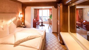 Standard Double Room | Hypo-allergenic bedding available, minibar, in-room safe, desk - Hotel Schwarzer Adler (Tannheim)