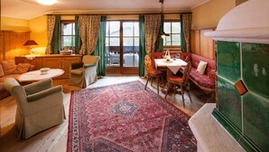 Hypo-allergenic bedding available, minibar, in-room safe, desk - Hotel Schwarzer Adler (Tannheim)