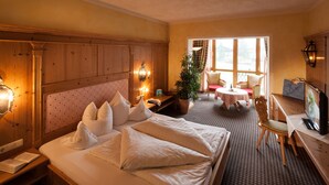 Classic Double Room | Hypo-allergenic bedding available, minibar, in-room safe, desk - Hotel Schwarzer Adler (Tannheim)
