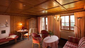 Superior Suite | Hypo-allergenic bedding available, minibar, in-room safe, desk - Hotel Schwarzer Adler (Tannheim)