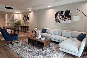 Premium-Apartment | Wohnbereich | LED-Fernseher