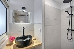 Badewanne, Haartrockner, Handtücher