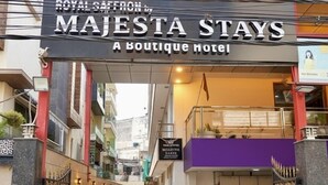 Der Eingang zu Majesta Stays, einem Boutique-Hotel, mit einem Schild, das es als Einrichtung von Royal Saffron kennzeichnet.