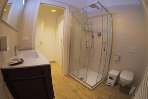 Shower, hair dryer, bidet, towels - Romantic apartment in Chioggia (chioggia)