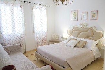 Camera matrimoniale con divano letto
