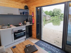 Private kitchen - Maple Lodge at Bridge Lake Farm & Fishery (Banbury)