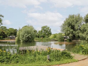Property grounds - Maple Lodge at Bridge Lake Farm & Fishery (Banbury)