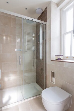 Badewanne, Haartrockner, Handtücher
