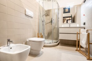 Douche, sèche-cheveux, bidet, serviettes fournies