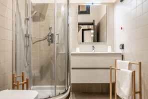 Douche, sèche-cheveux, bidet, serviettes fournies