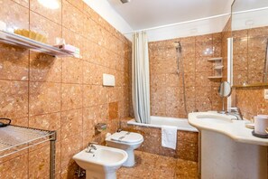 Een douche, een haardroger, een bidet