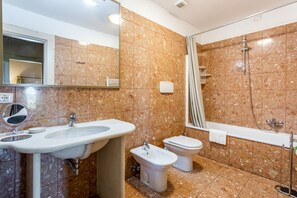 Bathtub, hair dryer, bidet, towels