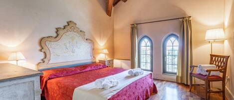 2 slaapkamers, een strijkplank/strijkijzer, internet, beddengoed