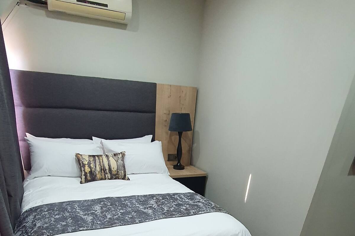 Basic Single Room | In-room safe, iron/ironing board (on request), free WiFi, bed sheets