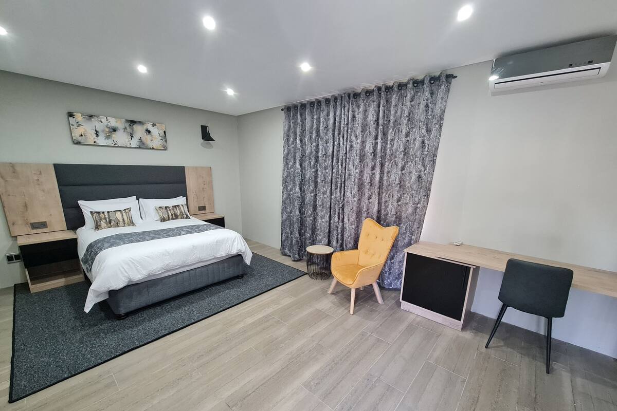 Deluxe Double Room | In-room safe, iron/ironing board (on request), free WiFi, bed sheets