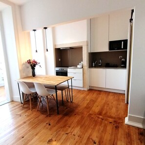 Køleskab, mikrobølgeovn, ovn, kogeplade