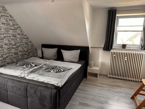 2 habitaciones, cuna de viaje, wifi gratis y ropa de cama