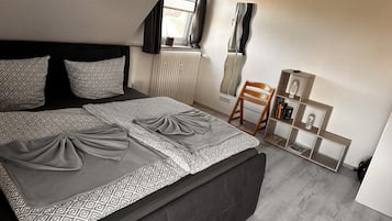 2 bedrooms, travel crib, free WiFi, bed sheets