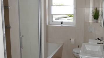 Badewanne, Haartrockner, Handtücher, Seife