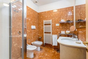 Douche, sèche-cheveux, bidet, serviettes fournies