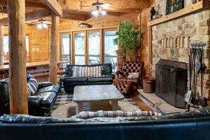 Smart TV, fireplace, foosball, books - 15 Bedroom, Hot tub, Put Put, Pond, Pool Table (Needmore)